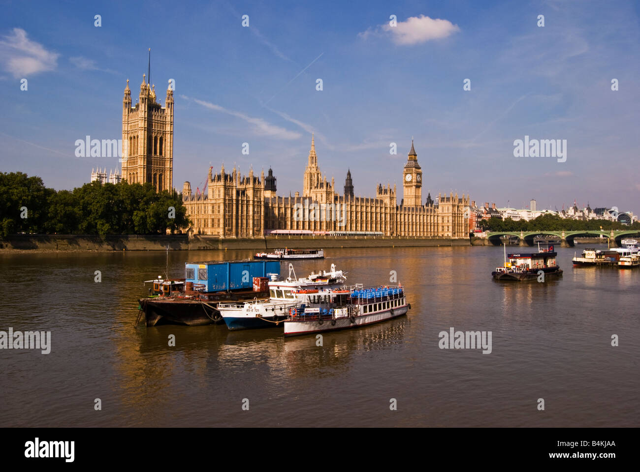 Barcas en el río Támesis fuera de las casas del parlamento, el London UK Foto de stock