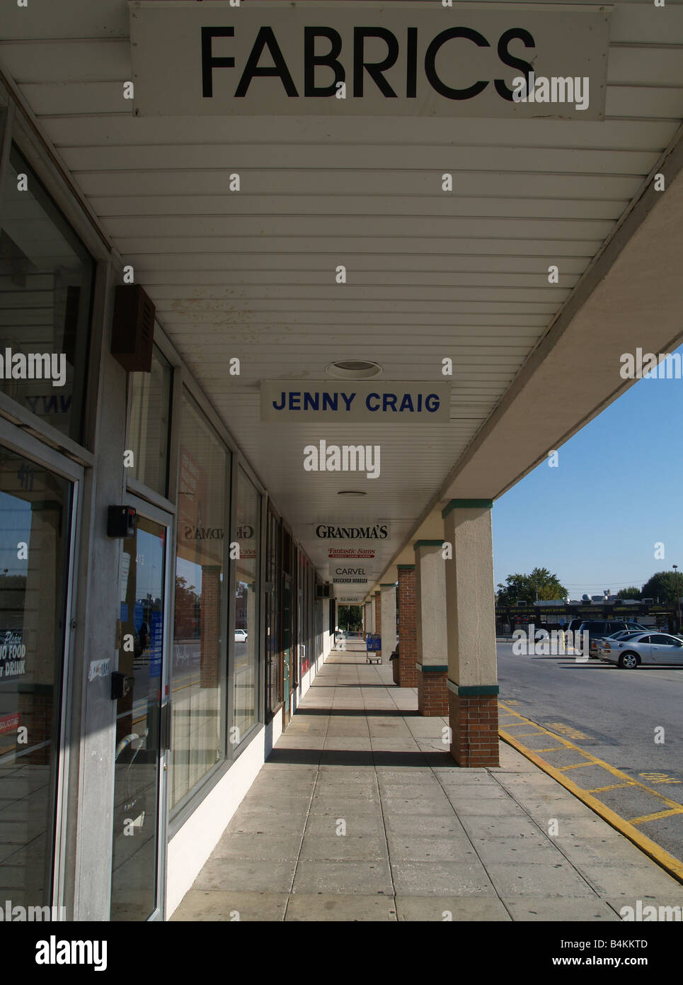 Un típico centro comercial de los Estados Unidos mostrando tiendas en una  fila Fotografía de stock - Alamy