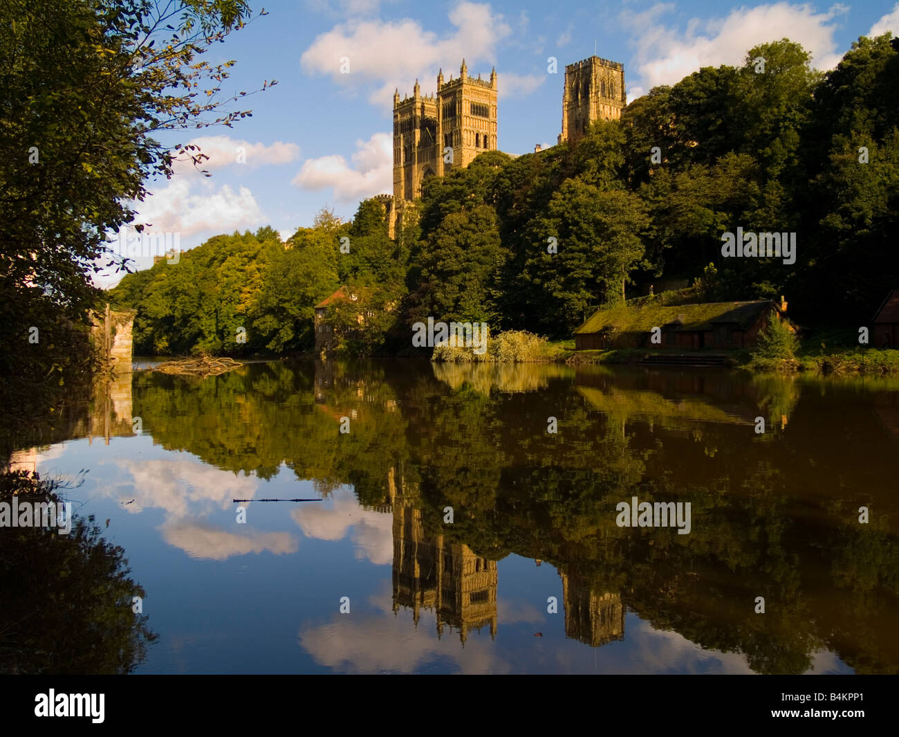 La catedral de Durham en la reflexión, en el río el desgaste Foto de stock