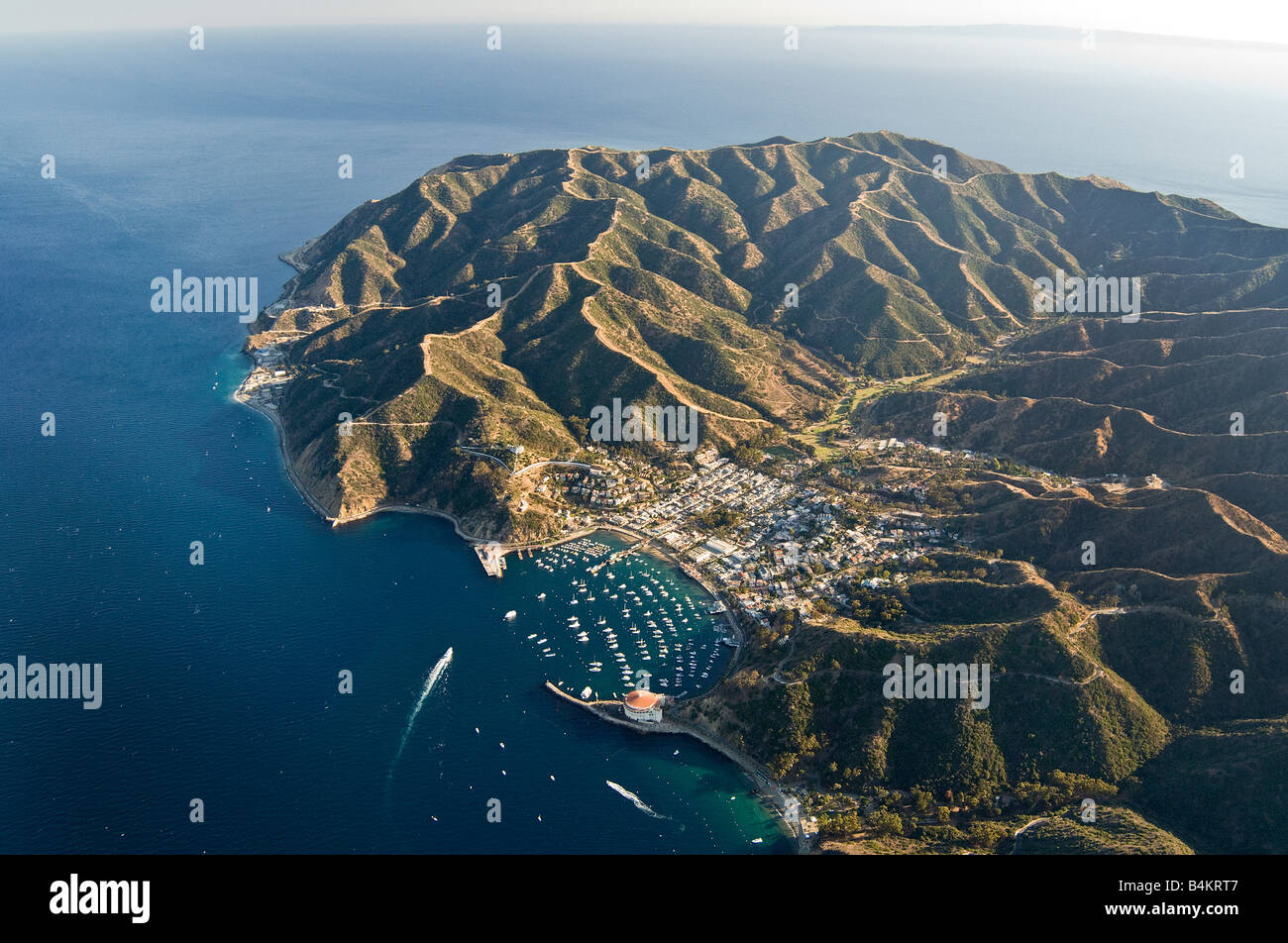 Vista aérea de la ciudad de Avalon en Isla Catalina de las Islas del Canal de California Channel
