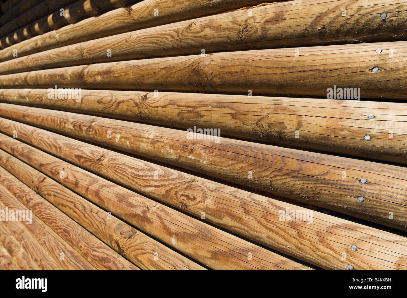 Hermosa Decoración De La Pared De Troncos De Madera. Fotos, retratos,  imágenes y fotografía de archivo libres de derecho. Image 43152228