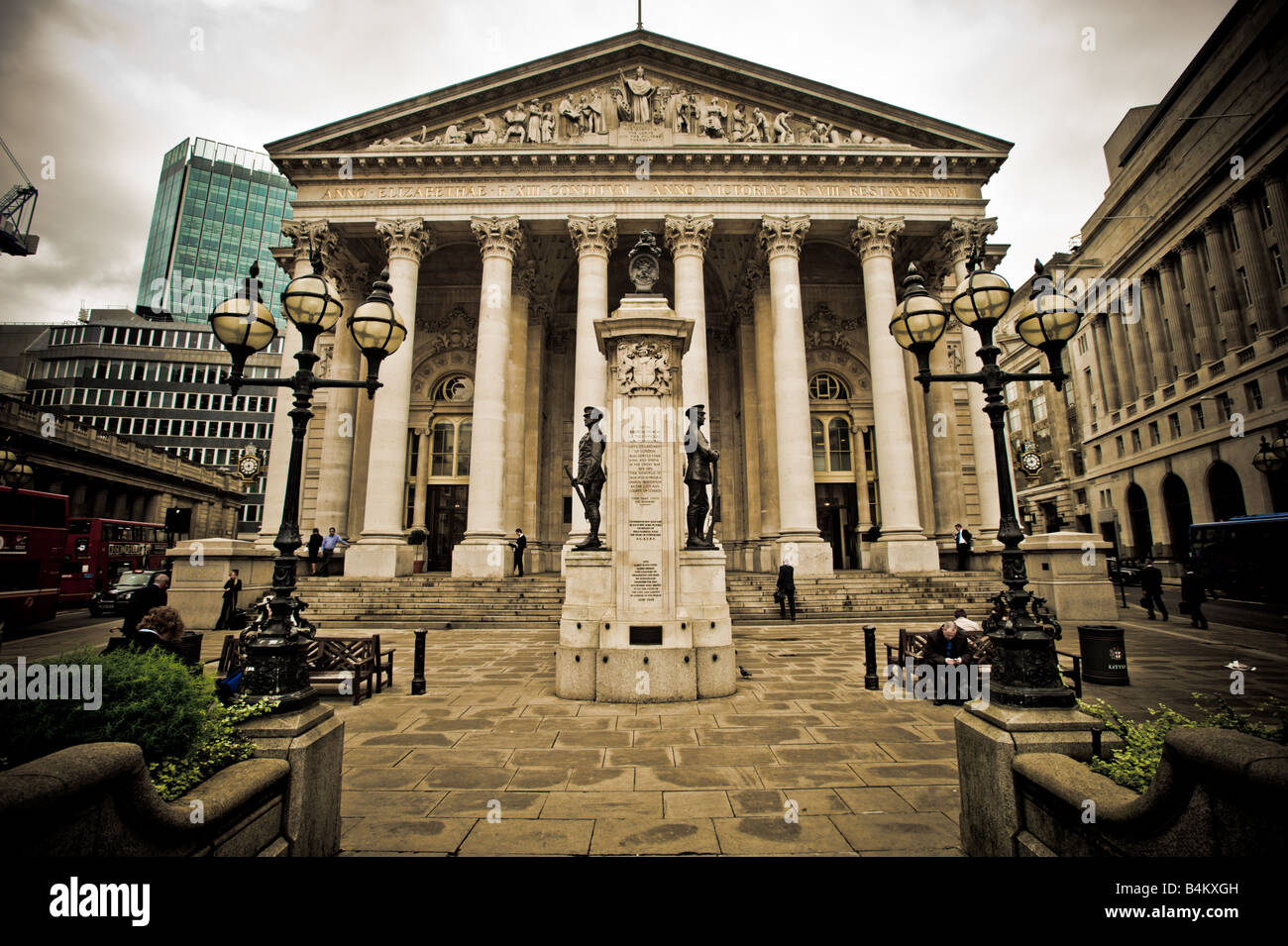 Monumento a las tropas de Londres frente al edificio Royal Exchange de Londres, Reino Unido. Foto de stock