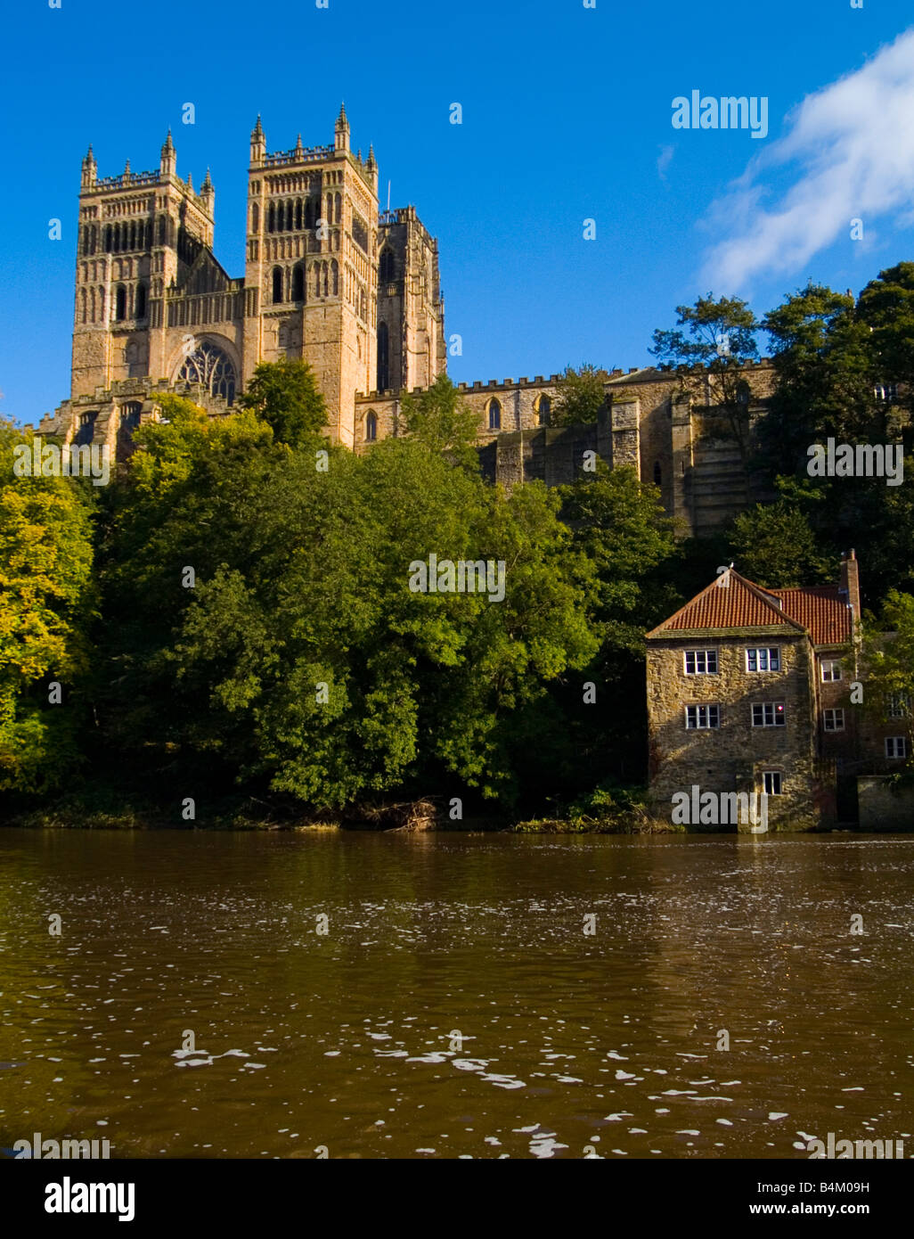 Antigua y majestuosa catedral de Durham con vistas al río el desgaste Foto de stock