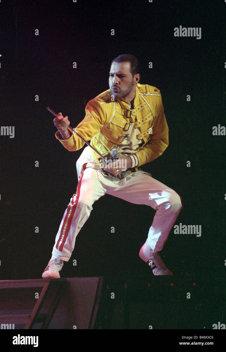 Freddie mercury en el escenario fotografías e imágenes de alta resolución -  Alamy