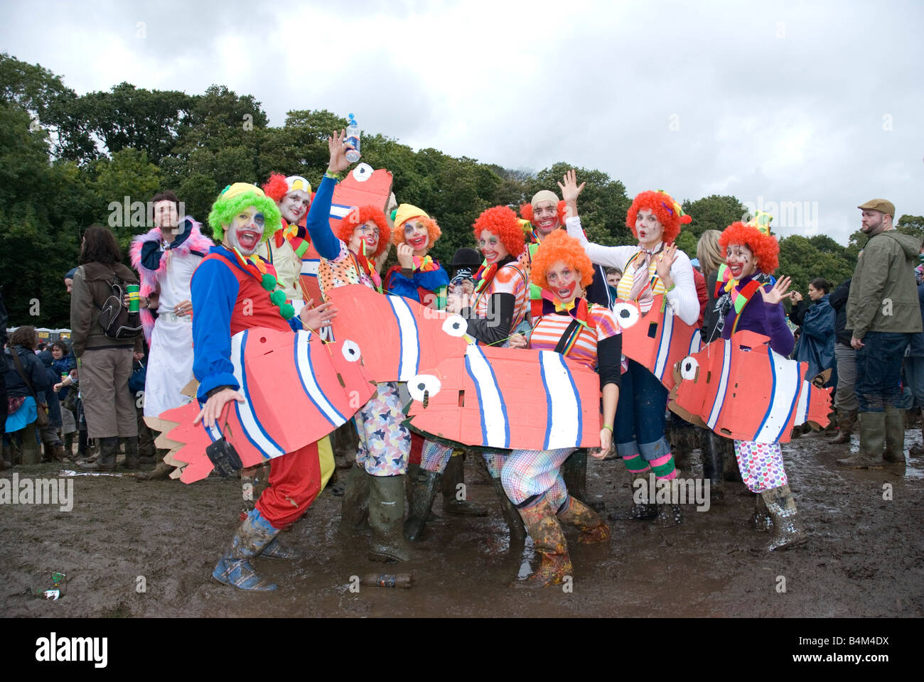 Grupo de gente vestida como un pez, el Bestival Isle of Wight UK 2008 Foto de stock