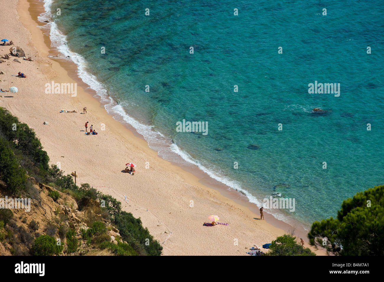 Una playa apartada de la Costa Brava, al noreste de España, en la costa mediterránea Foto de stock