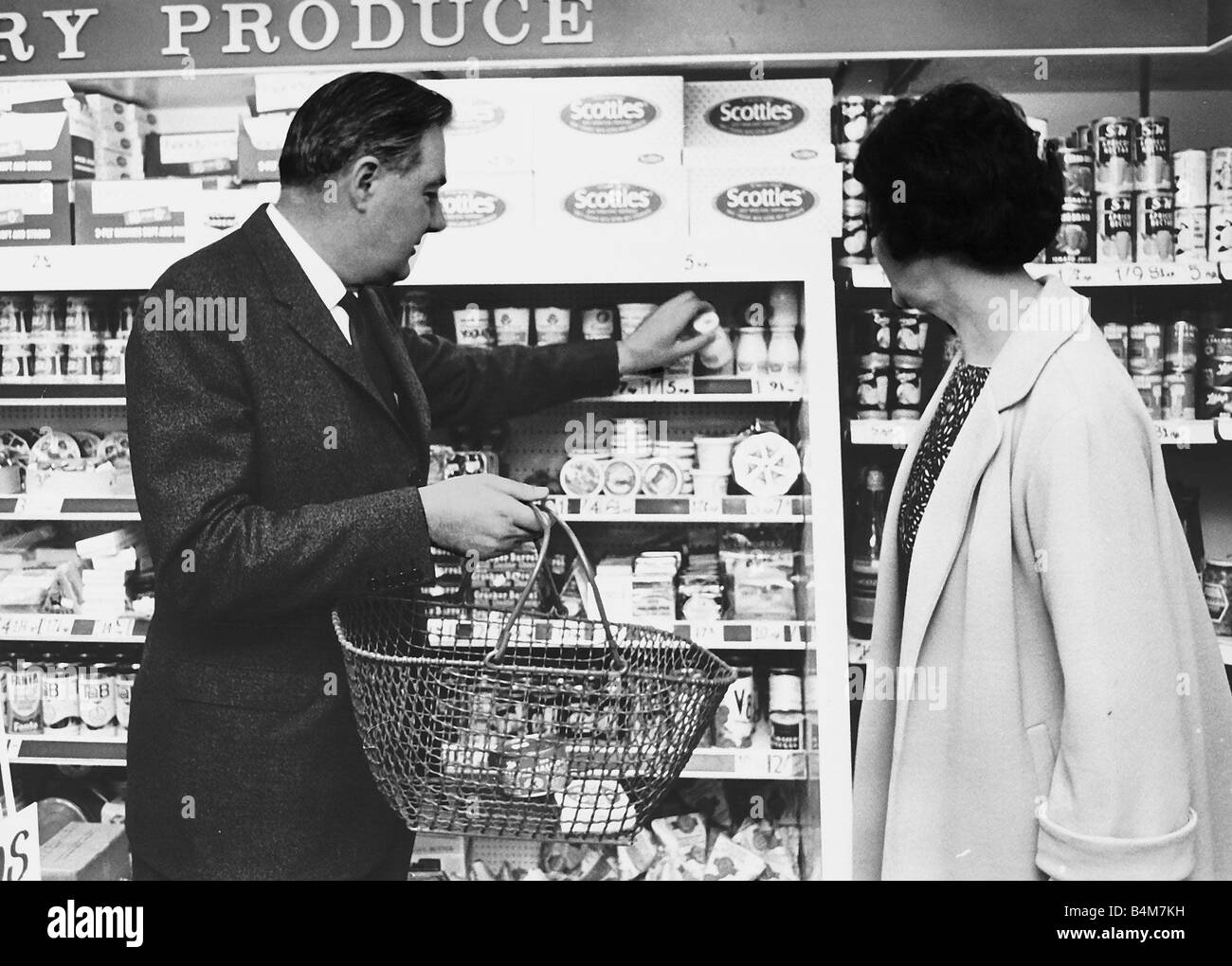 James Callaghan, Canciller del Exchequer laboral con su esposa Audrey  Callaghan visitando una moneda decimal shop, el cual fue creado para  resaltar los problemas de los cambios Fotografía de stock - Alamy