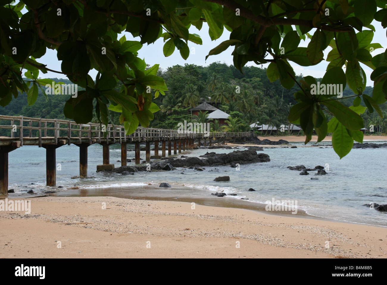 Una vista de la pasarela de madera en Bom Bom Island Resort en una isla Príncipe, han convertido al ecoturismo. Foto de stock