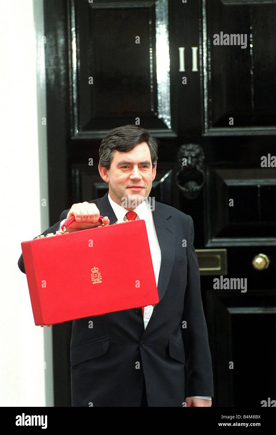Gordon Brown sobre presupuesto día de marzo de 1998 plantea como abandona su residencia oficial, el 11 de Downing Street con el Cuadro presupuestario tradicional en la ruta a Westminster en su discurso ante la Cámara de los Comunes, Brown espera anunciar un presupuesto para ayudar a las personas con bajos ingresos Foto de stock