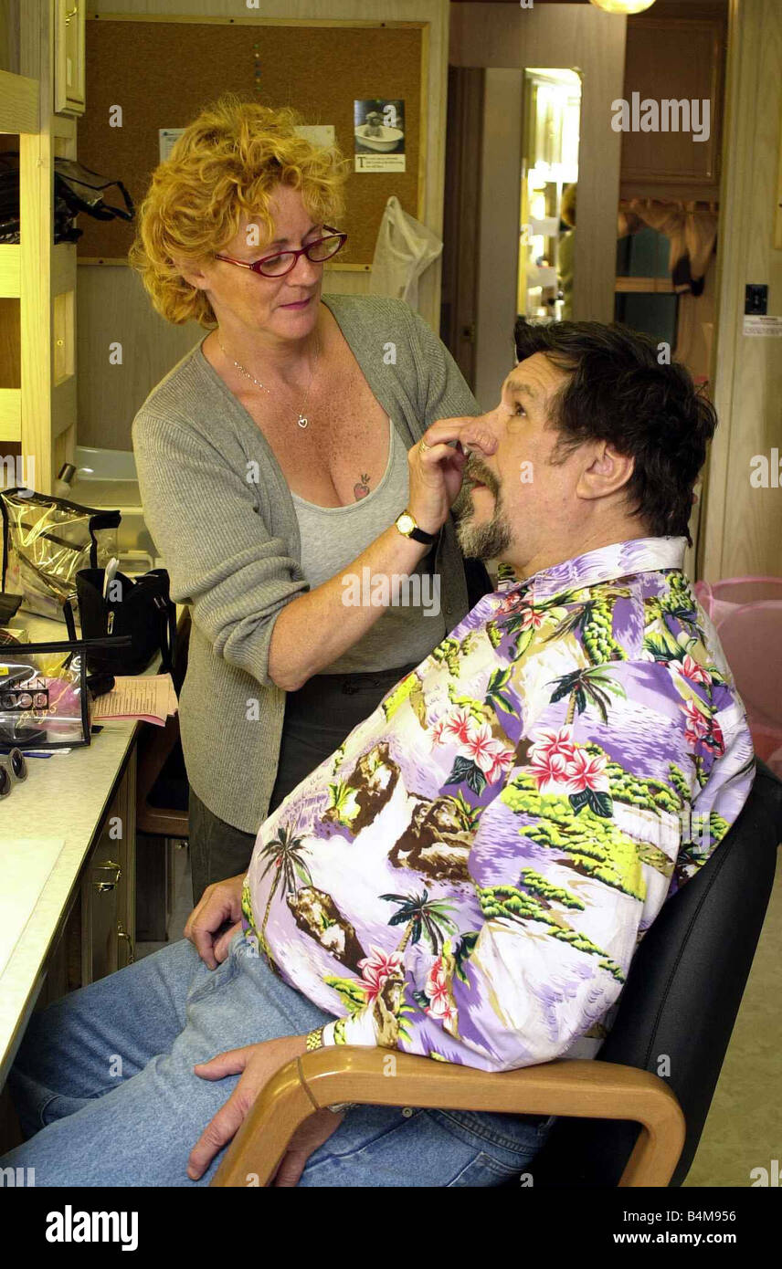 Ricky Tomlinson Tony tras su maquillaje realizado por Irene Napier componen designer de diciembre de 2003 detrás de las escenas de la BBC TV s abajo a la tierra en Devon pero Ricky Tomlinson Tony tras su maquillaje realizado por Irene Napier componen designer de diciembre de 2003 detrás de las escenas de la BBC TV s abajo a la tierra en Devon pero