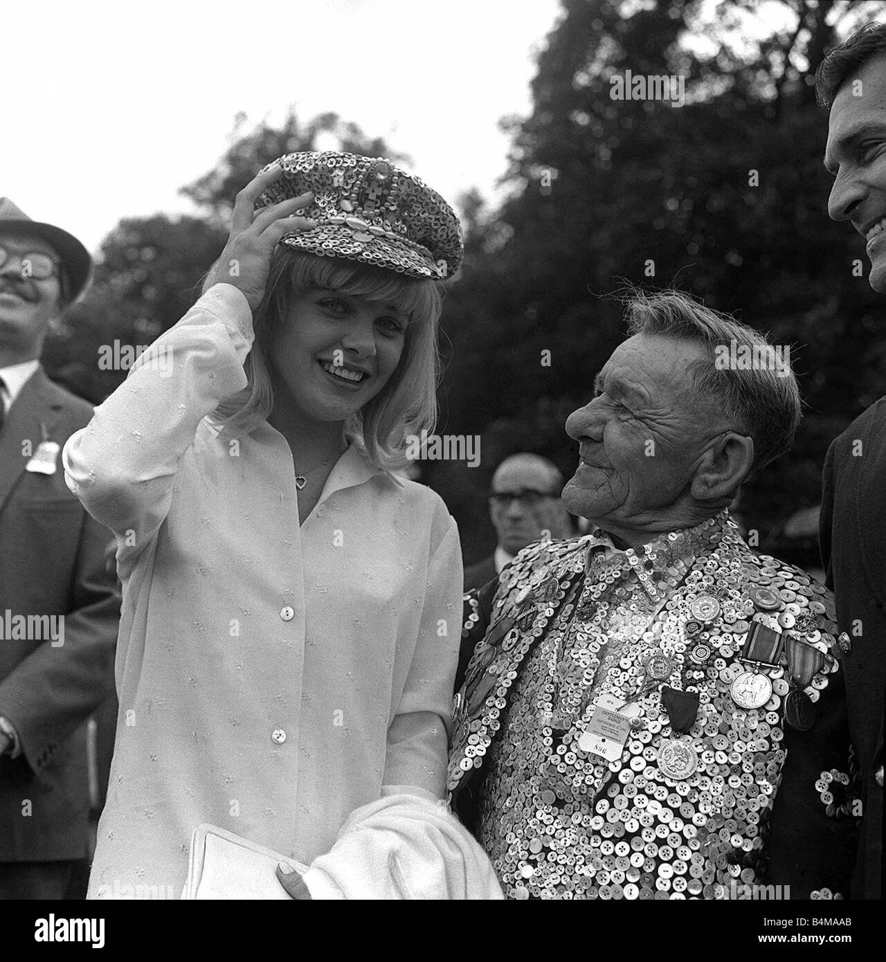 Pelicula De Dieciseis Anos De Edad Joven Actriz Sue Lyon Actriz Que Desempeno Lolita Con Pearly King James Turner Desde Edmonton North London Fotografia De Stock Alamy
