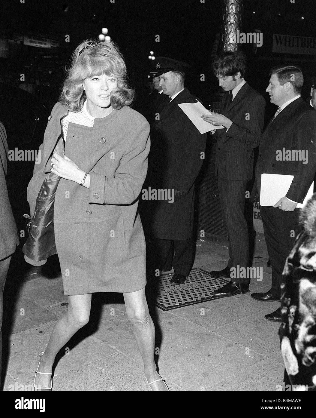 Julia Foster actriz Oct 1967 llegando a la premier de la película Cómo gané la guerra Foto de stock