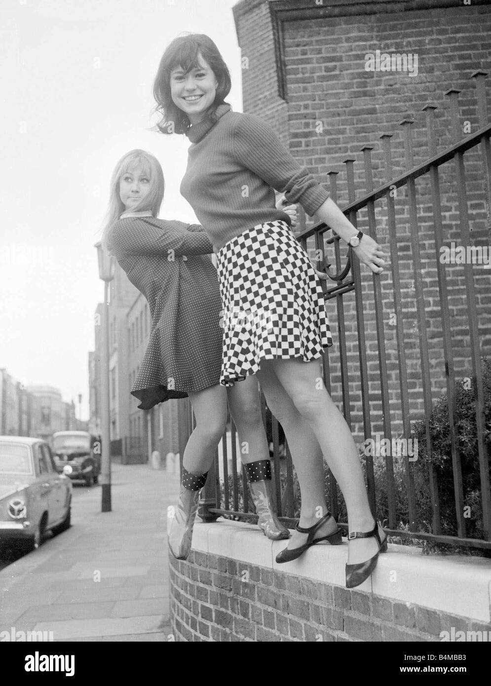 La actriz Felicity Kendal con Wendy Varnella Marzo de 1967 que aparecen  juntos en la TV Reproducir persona desconocida de pie sobre una pared  usando faldas cortas Fotografía de stock - Alamy