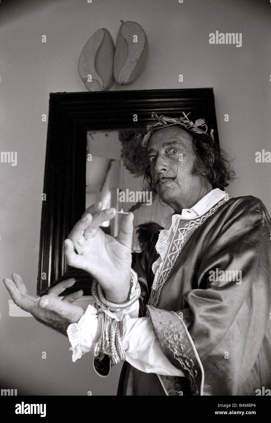 Salvador Dalí pintor surrealista español 1904 1989 Una extravagante pintor  y escultor sometime escritor y cineasta experimental Salvador Dalí fue  probablemente el más grande artista surrealista con sueño extraño para  crear imágenes