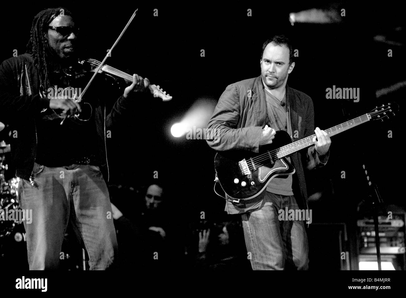 Dave Matthews Band el violinista Boyd Tinsley tocando el violín en un espectáculo junto con Dave