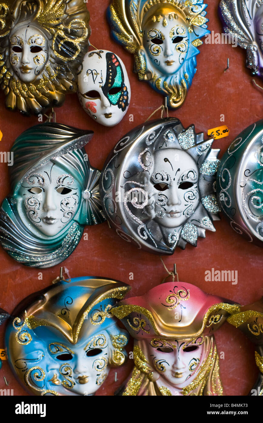 Máscaras de carnaval veneciano en miniatura para la venta de joyería en el  mercado callejero de San Polo, Venecia, Italia Fotografía de stock - Alamy