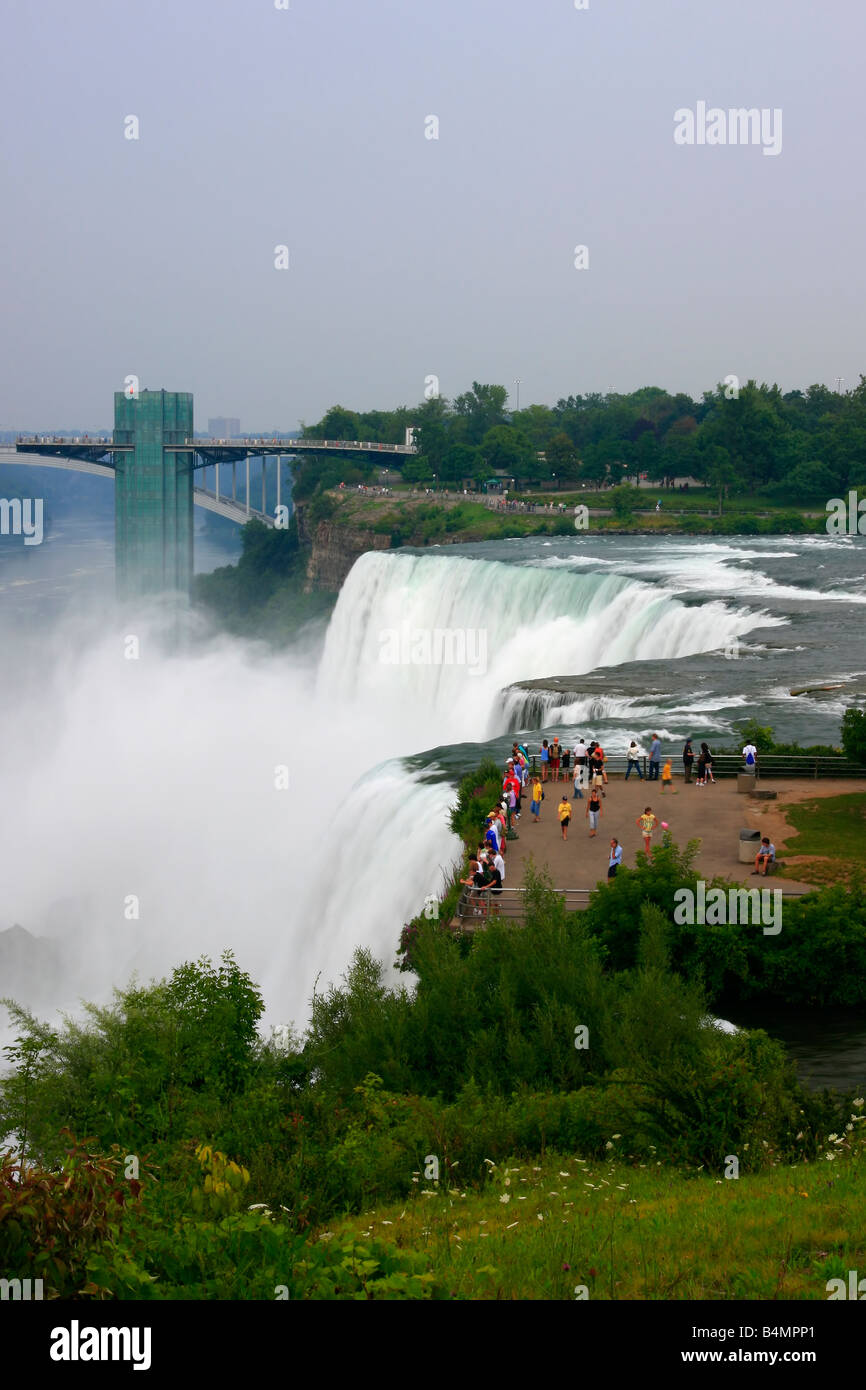 Agua de las cataratas del Niagara lado Americano NY cascada turistas naturaleza paisaje de verano en EE.UU. Foto de stock