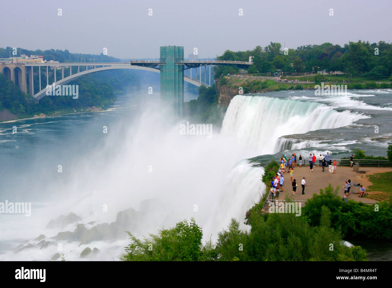 Agua de las cataratas del Niagara lado Americano NY cascada turistas naturaleza paisaje de verano en EE.UU. Foto de stock