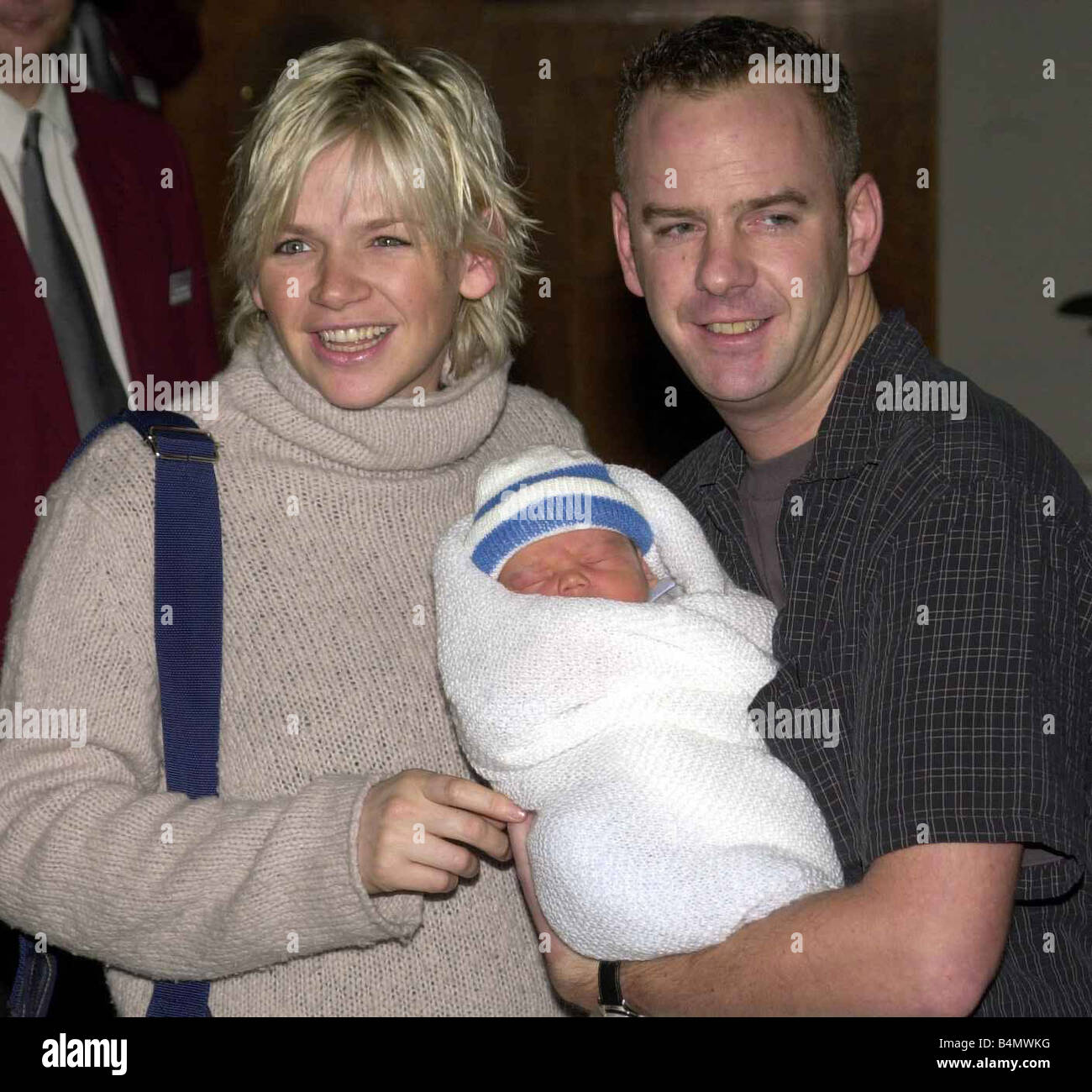 Presentador de televisión y DJ Zoe Ball de diciembre de 2000 dejando el hospital de Portland con new born baby boy Woody y escoltar a su marido fue Norman Cook Aka Fat Boy Slim Foto de stock