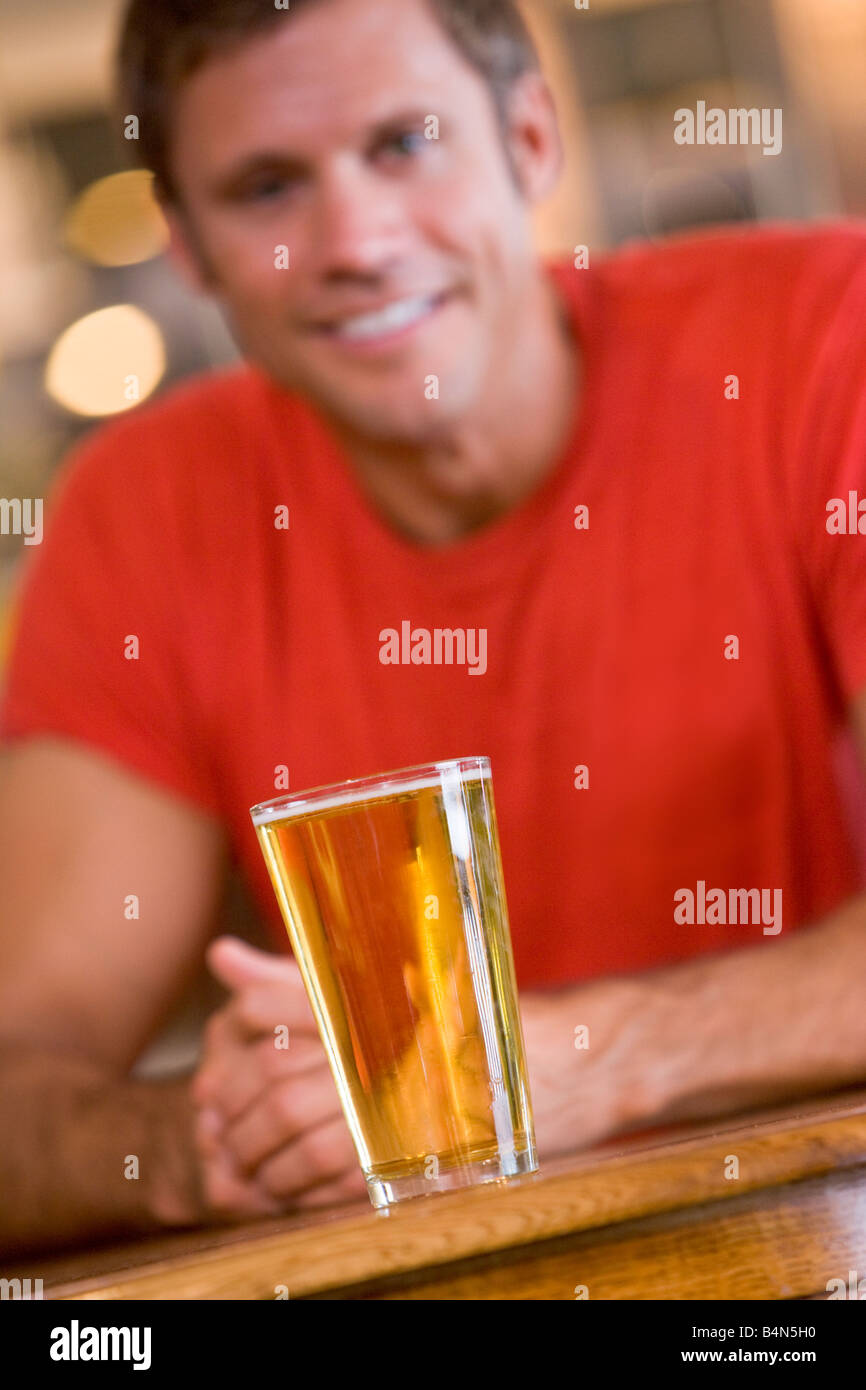 Hombre con un vaso de cerveza Foto de stock