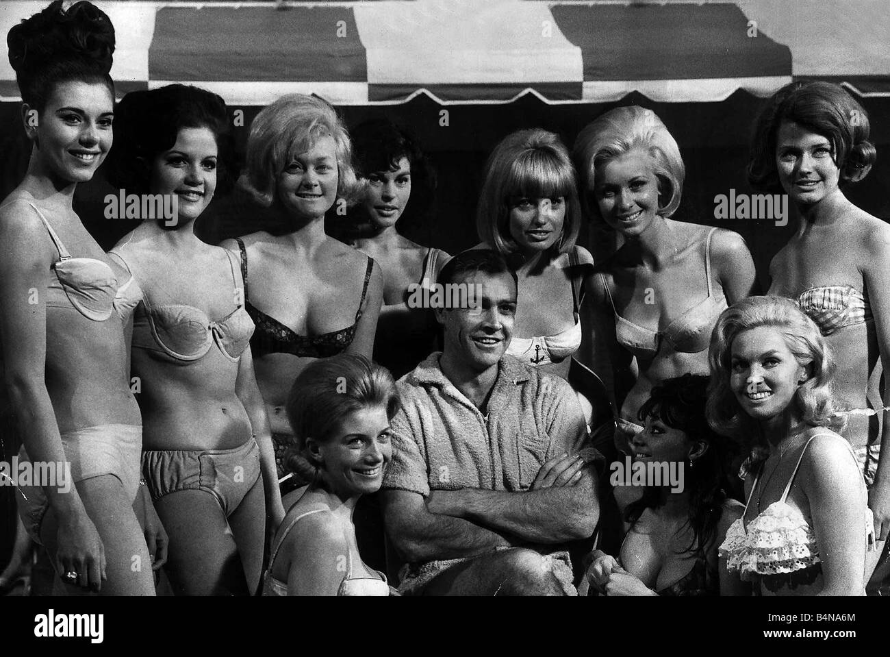 El actor Sean Connery en el plató de la película de James Bond Goldfinger  de abril de 1964 Fotografía de stock - Alamy