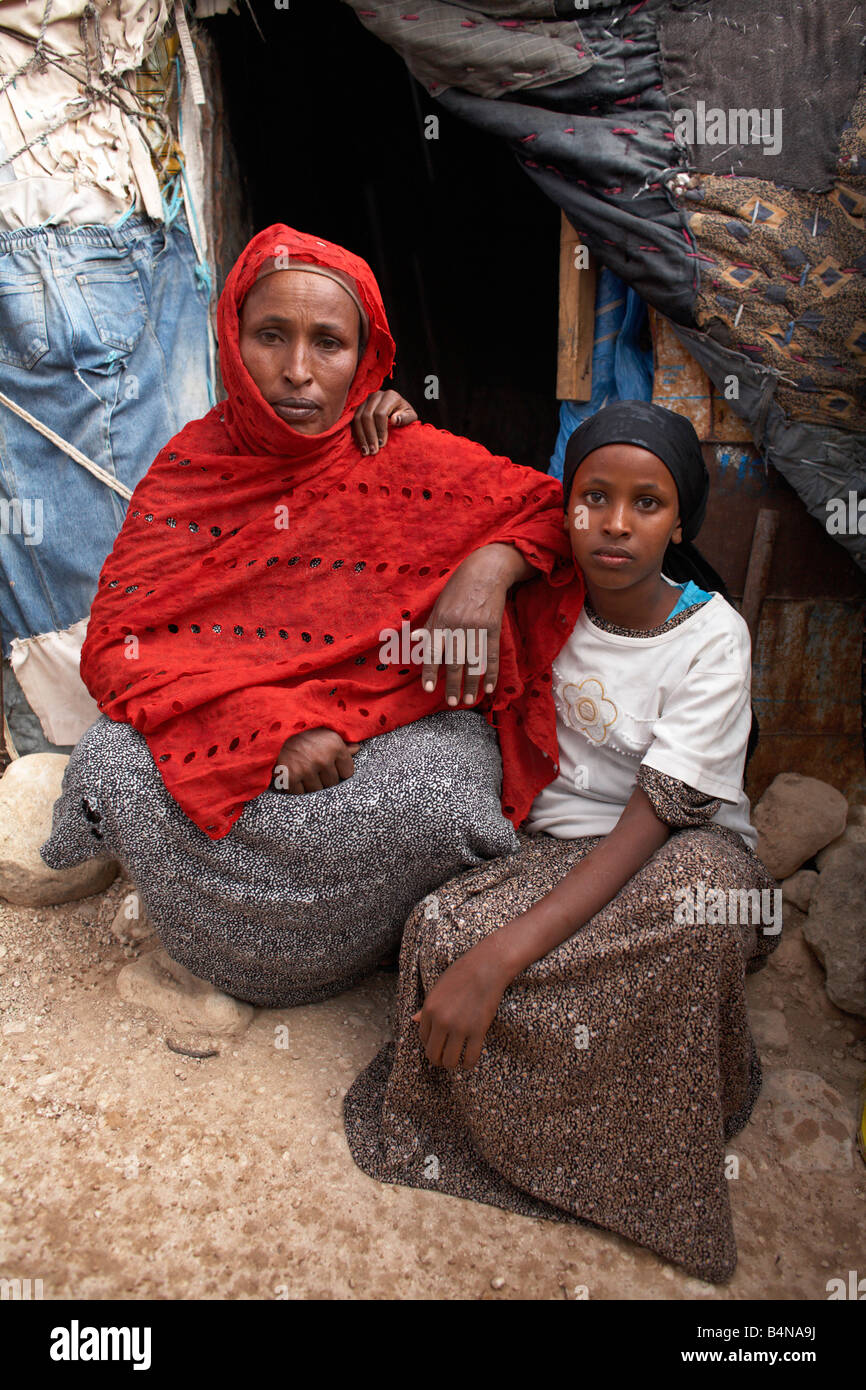 Madre e hija en un campamento para desplazados internos en Hargeisa, Somalilandia, Somalia Foto de stock