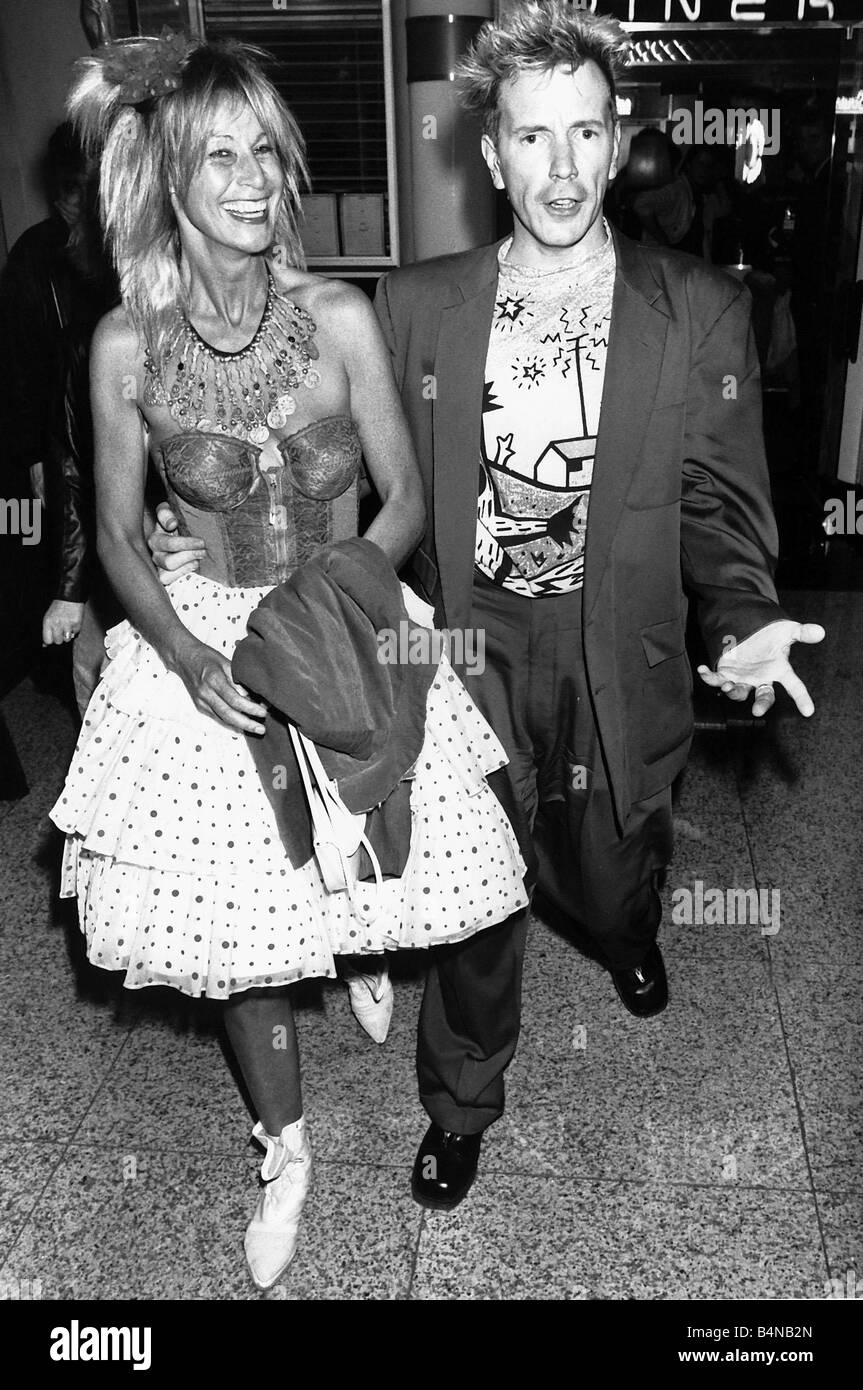 La cantante de pop británico John Lydon punk y esposa Nora 1989 Fotografía  de stock - Alamy