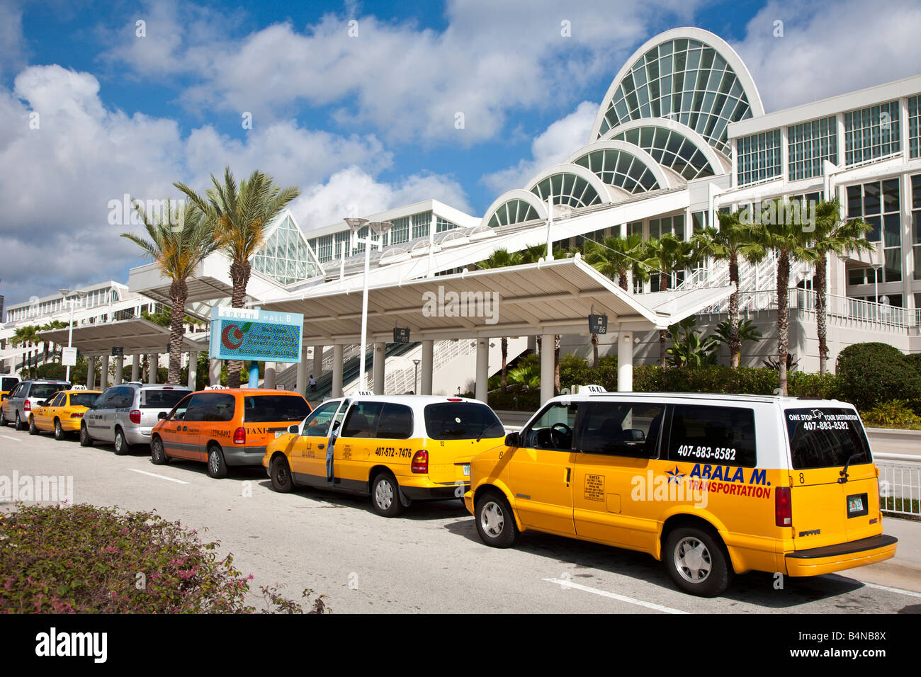 Larga fila de taxis esperando fuera de Orange County Convention Center en Orlando, Florida Foto de stock