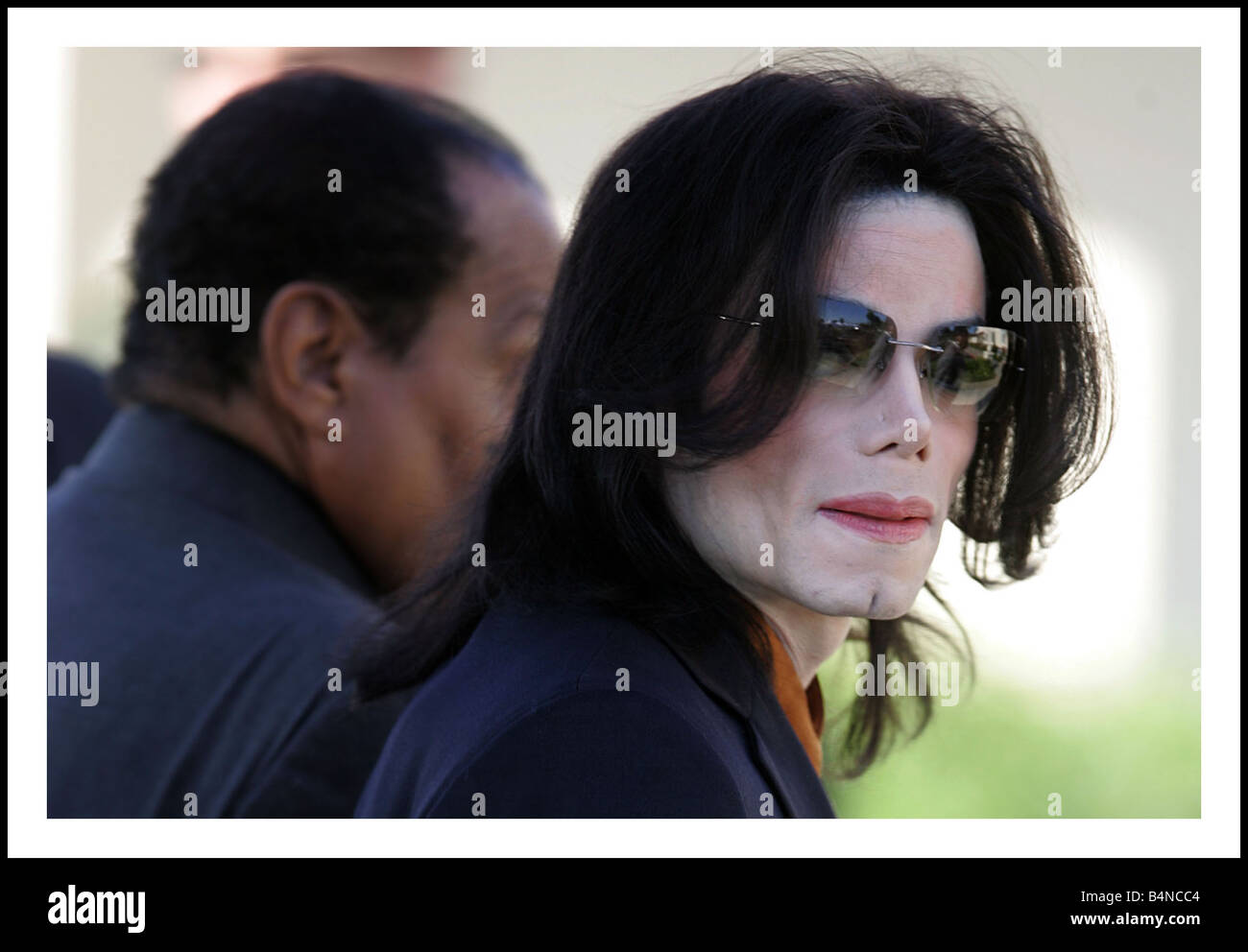 Michael Jackson llega al tribunal de Santa María casa Jackson se enfrenta a 10 cargos relativos a incidentes que ocurren en su rancho de Neverland de marzo de 2005 Foto de stock