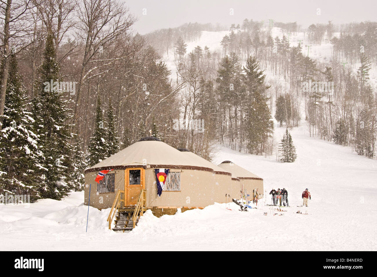 Yurts son utilizados para alojamiento en El Monte Bohemia ski resort de Michigans Península Superior Foto de stock