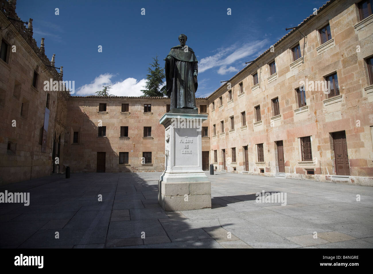 Salamanca - una estatua de Fray Luis de León (poeta) Foto de stock