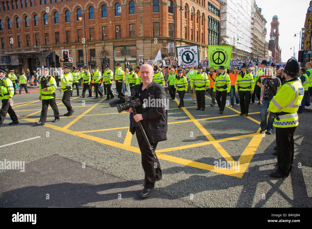 La policía y los manifestantes antibélica Conferencia del Partido Laborista en Manchester, Lancashire, Inglaterra, Reino Unido Reino Unido GB Gran Bretaña Foto de stock
