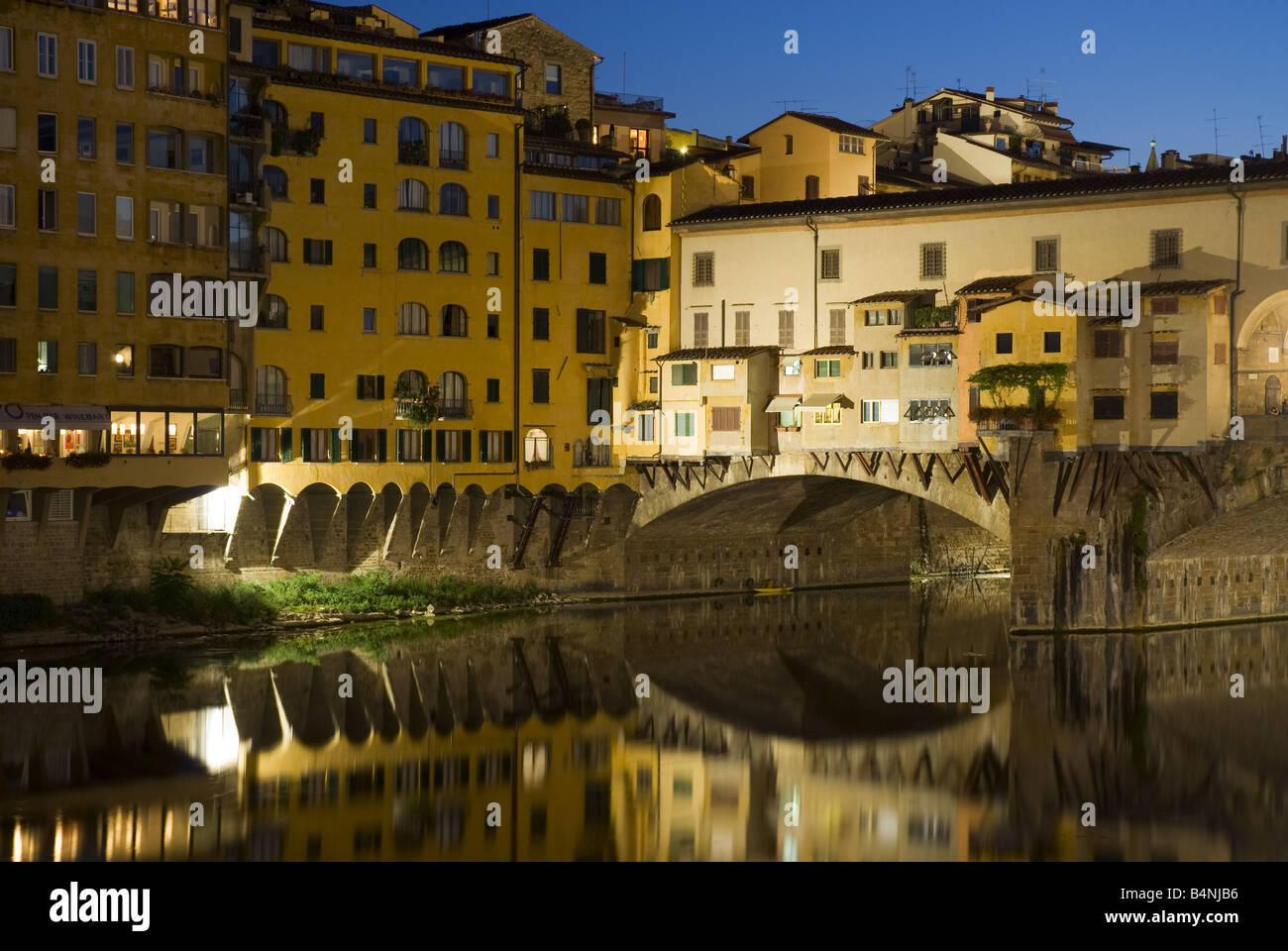 El Ponte Vecchio, el puente medieval sobre el río Arno, en Florencia, Italia. Foto de stock