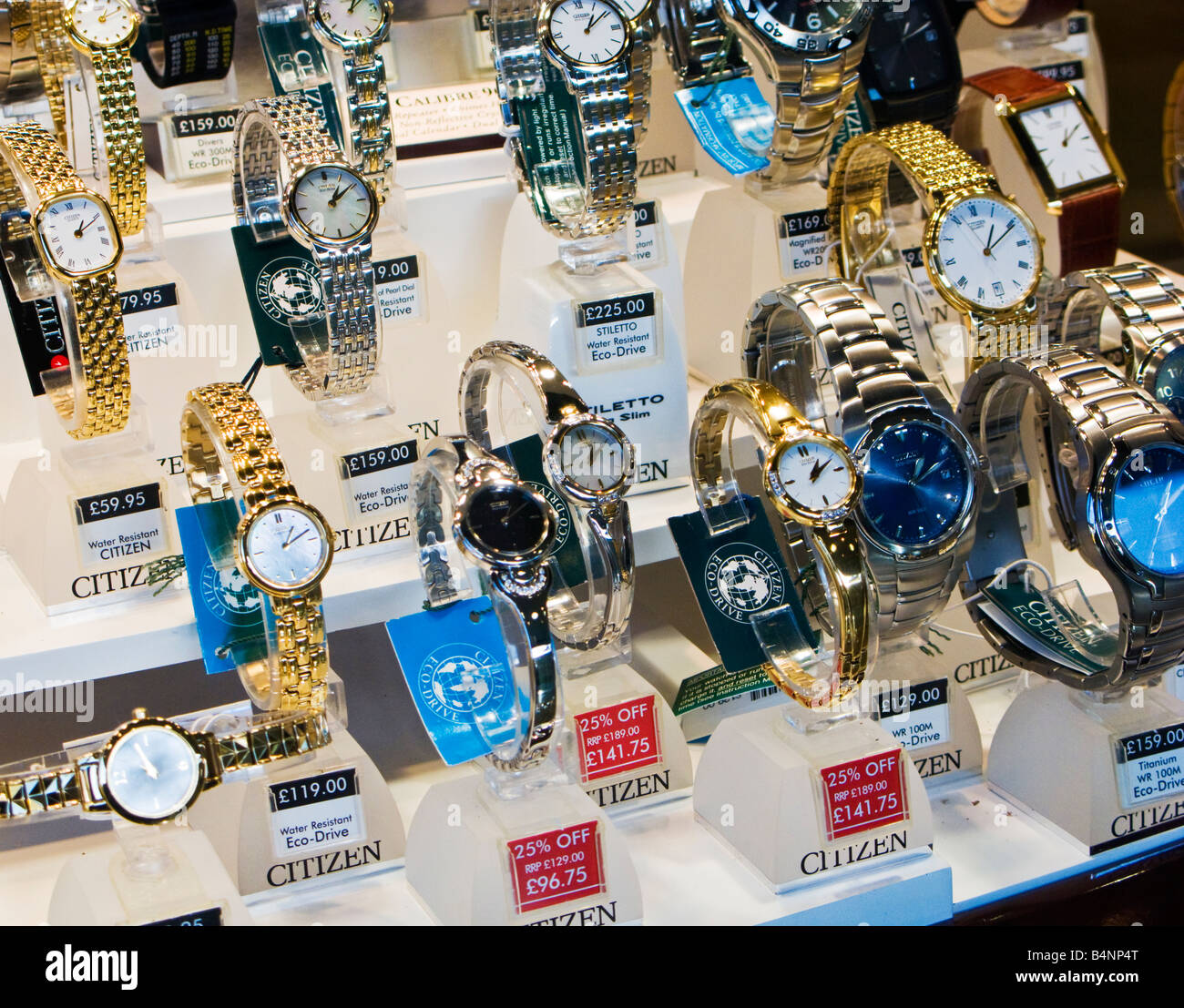 Relojes de pulsera en la pantalla en la ventana de una joyería store REINO UNIDO Foto de stock