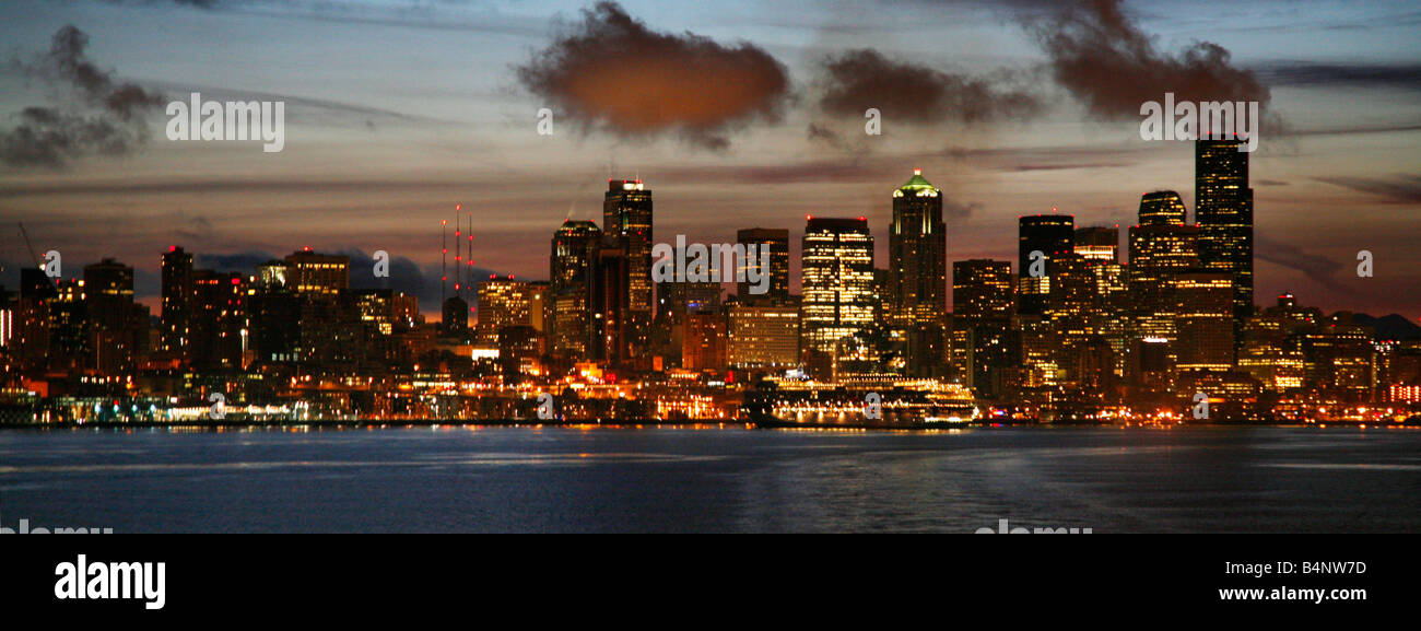 Amanecer en el horizonte de Seattle Downtown , visto desde Puget Sound ferry Foto de stock
