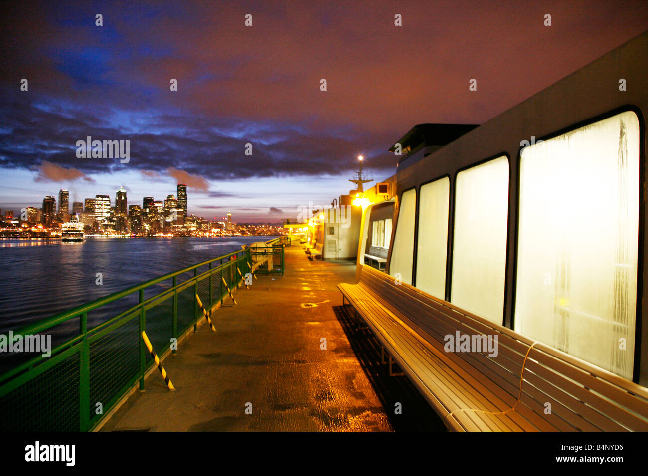 Amanecer sobre Seattle Downtown skyline de Puget Sound ferry Foto de stock