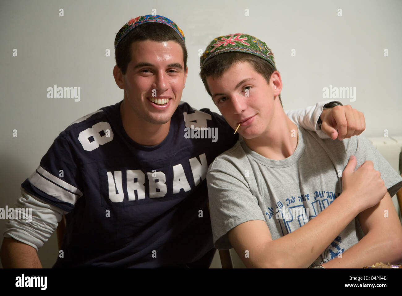 Dos Jóvenes Judíos Portando Una Tradición Bukharian Hechas A Mano Y Bordados Kippah Fotografía