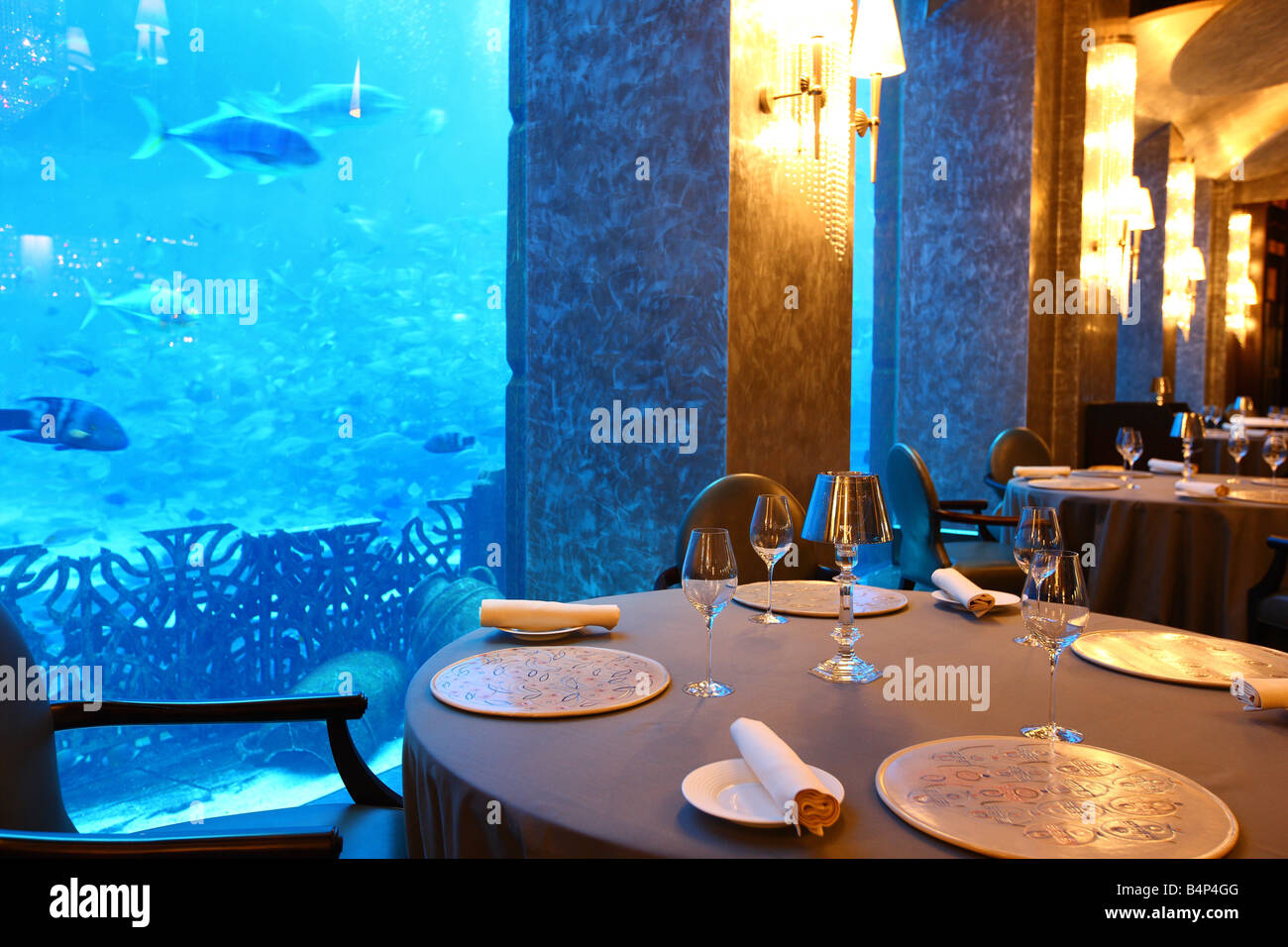 El Hotel Atlantis, The Palm, Dubai, Emiratos Árabes Unidos. Ossiano restaurante de pescado con vistas de la Laguna Ambassador Acuario. Foto de stock