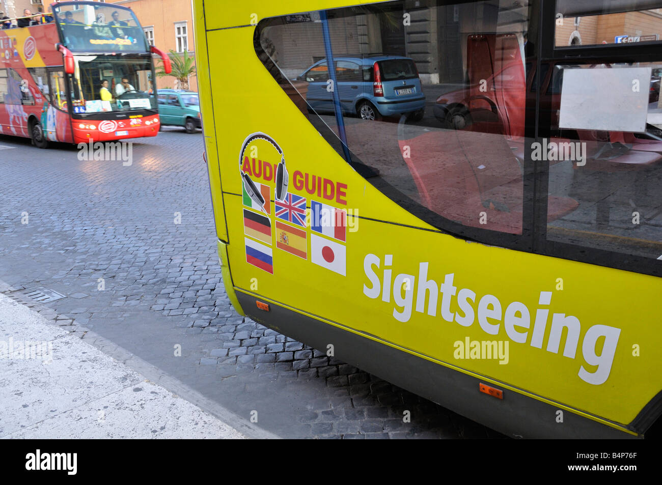 Los autobuses turísticos en Roma. Foto de stock