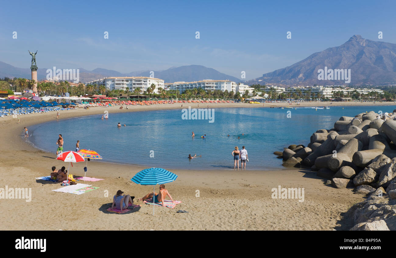 Playa puerto banus fotografías e imágenes de alta resolución - Alamy