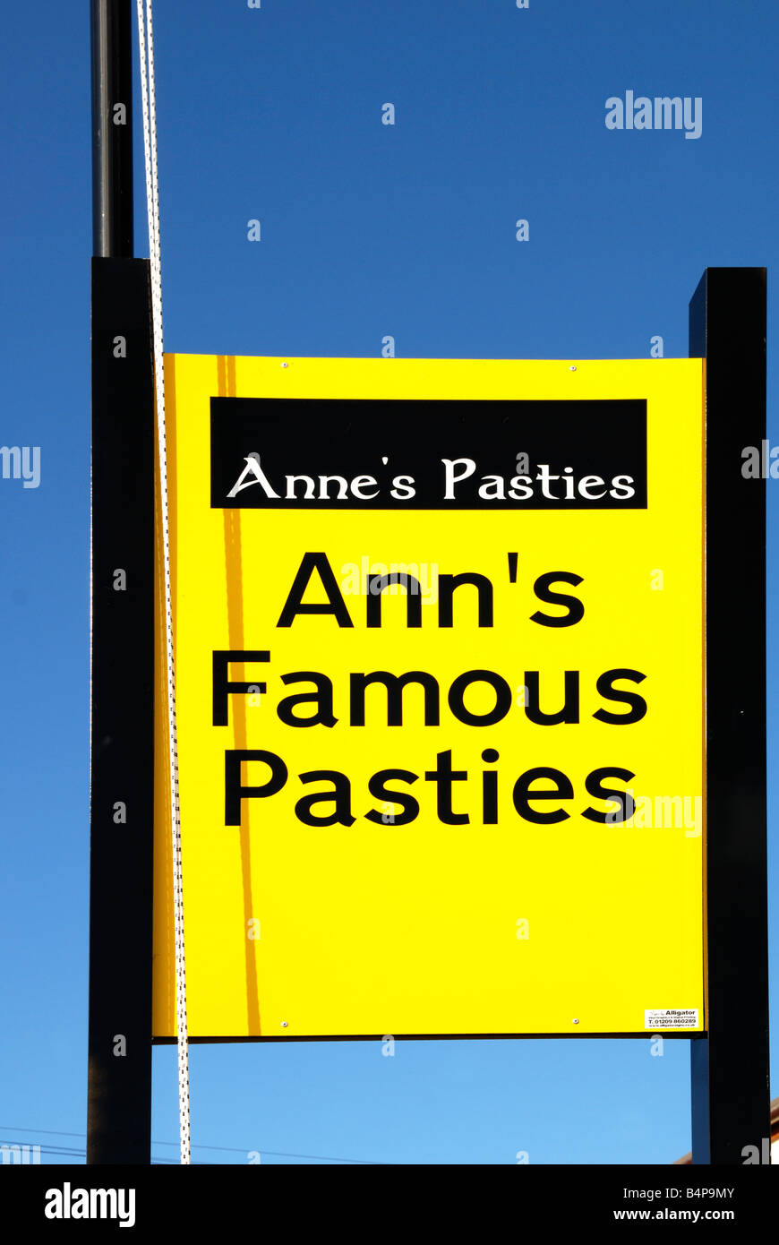 Un signo de anns famosas empanadas fuera de la panadería en la aldea de  lagarto,Cornwall, UK Fotografía de stock - Alamy
