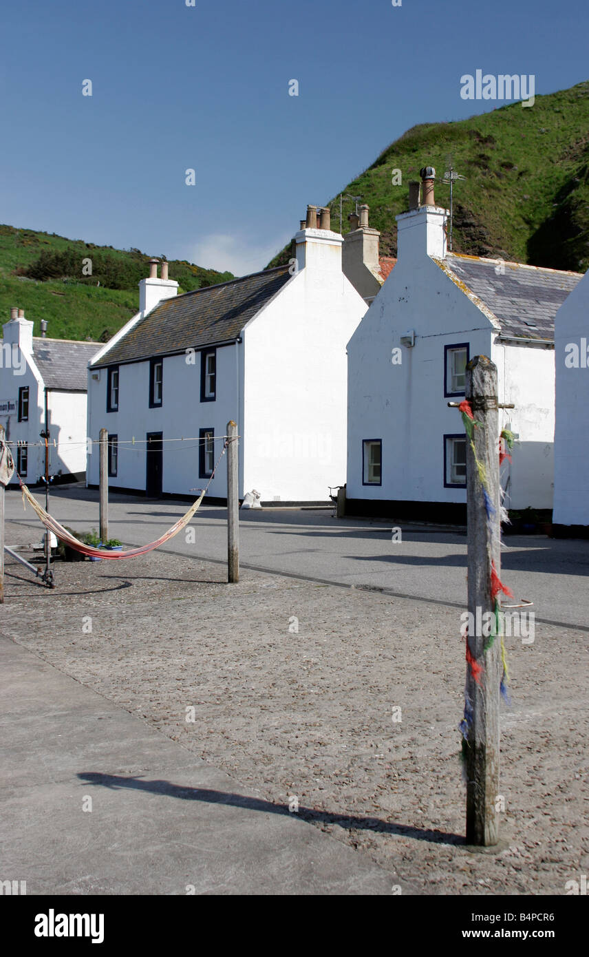 La pequeña aldea escocesa de Pennan en la costa norte de Escocia en Aberdeenshire Foto de stock