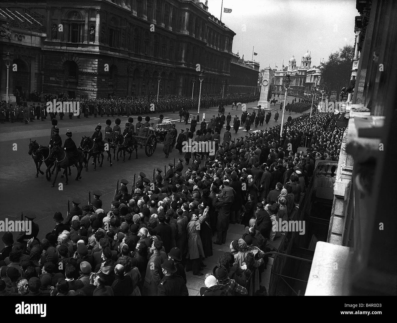 Queen Mary s Funeral March 1953 La procesión fúnebre pasa el cenotafio