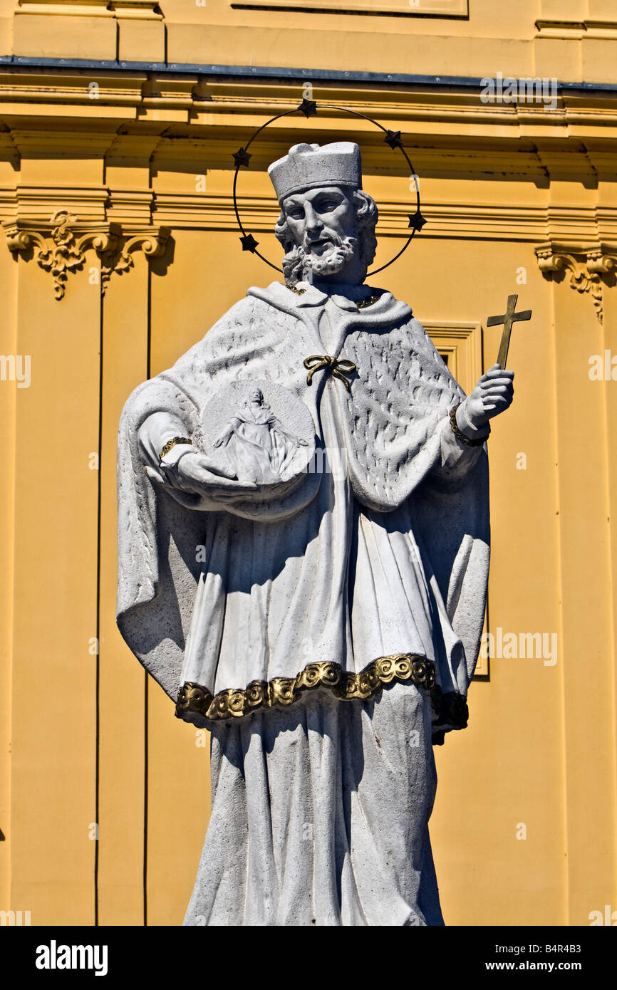 Croacia, en Osijek. Estatua de Juan de Nepomuk en Osijek. Foto de stock