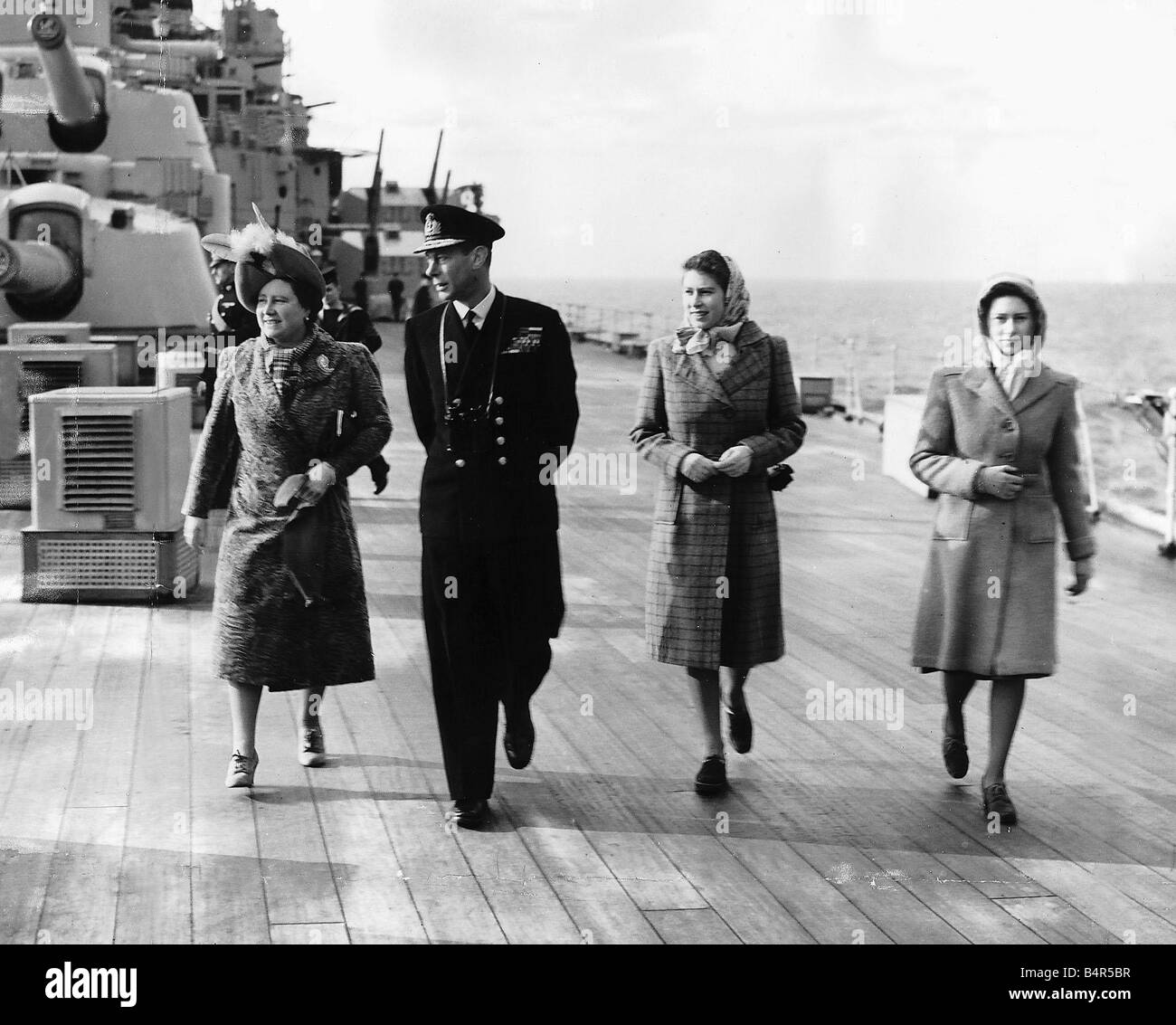 El rey George VI y la reina madre reina ahora en la cubierta del HMS Vanguard con sus hijos las Princesas Elizabeth y Margaret en 1947 Foto de stock