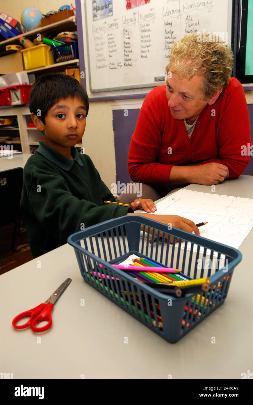 6 años, alumno de la escuela primaria con el profesor jefe adjunto, Cranford, Middlesex, Reino Unido Foto de stock