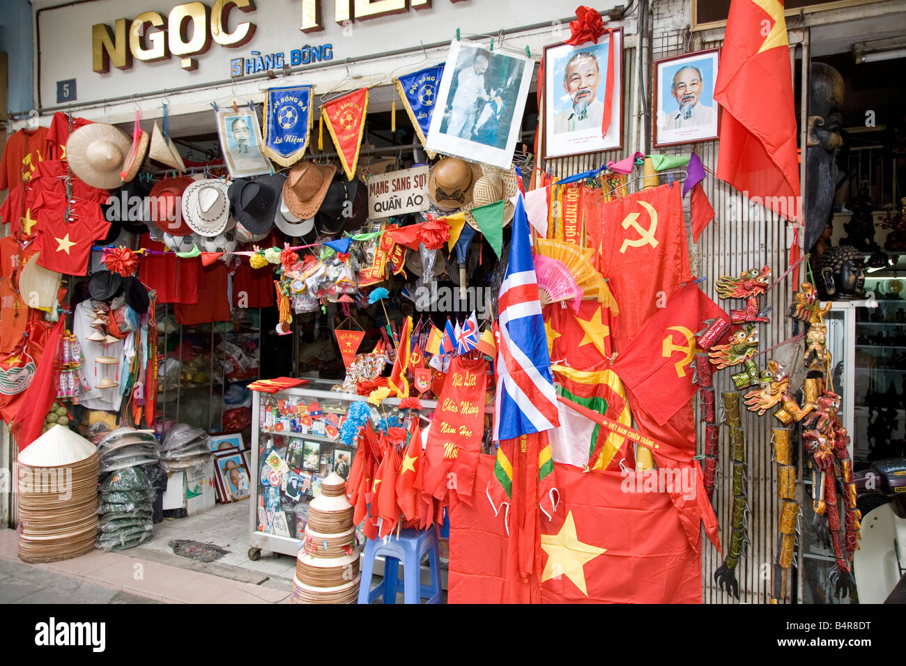 Tienda de souvenirs vietnamita Hanoi, Vietnam Foto de stock