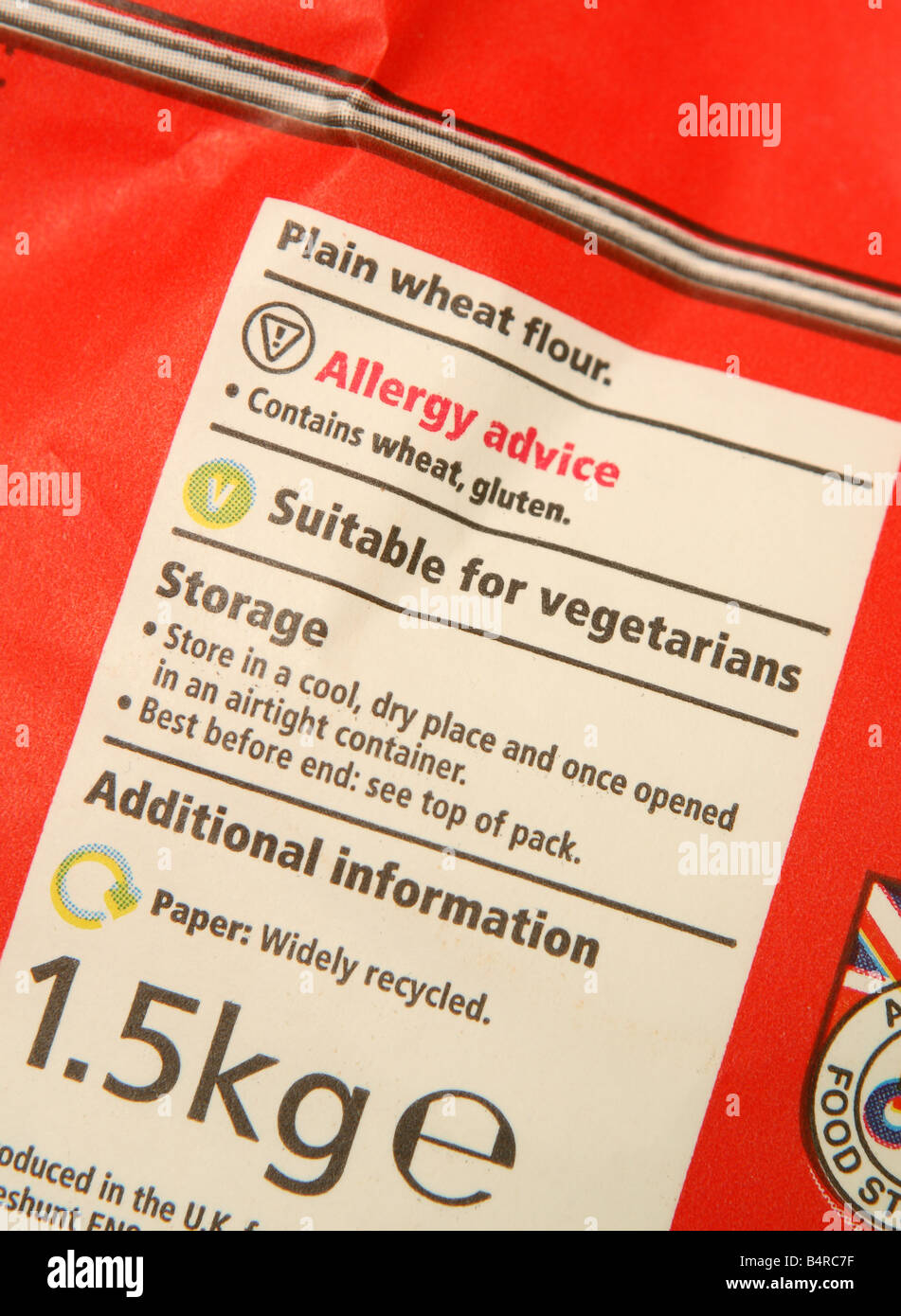 La alergia alimentaria contenido del embalaje del producto con la etiqueta de advertencia de asesoramiento sobre paquete de harina de trigo Foto de stock
