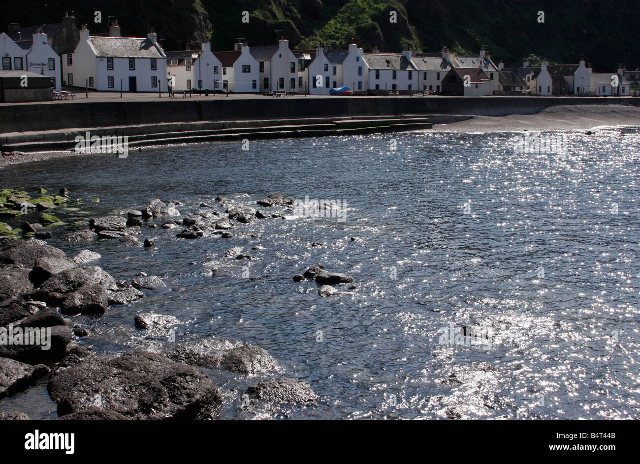 La pequeña aldea escocesa de Pennan en la costa norte de Escocia en Aberdeenshire Foto de stock