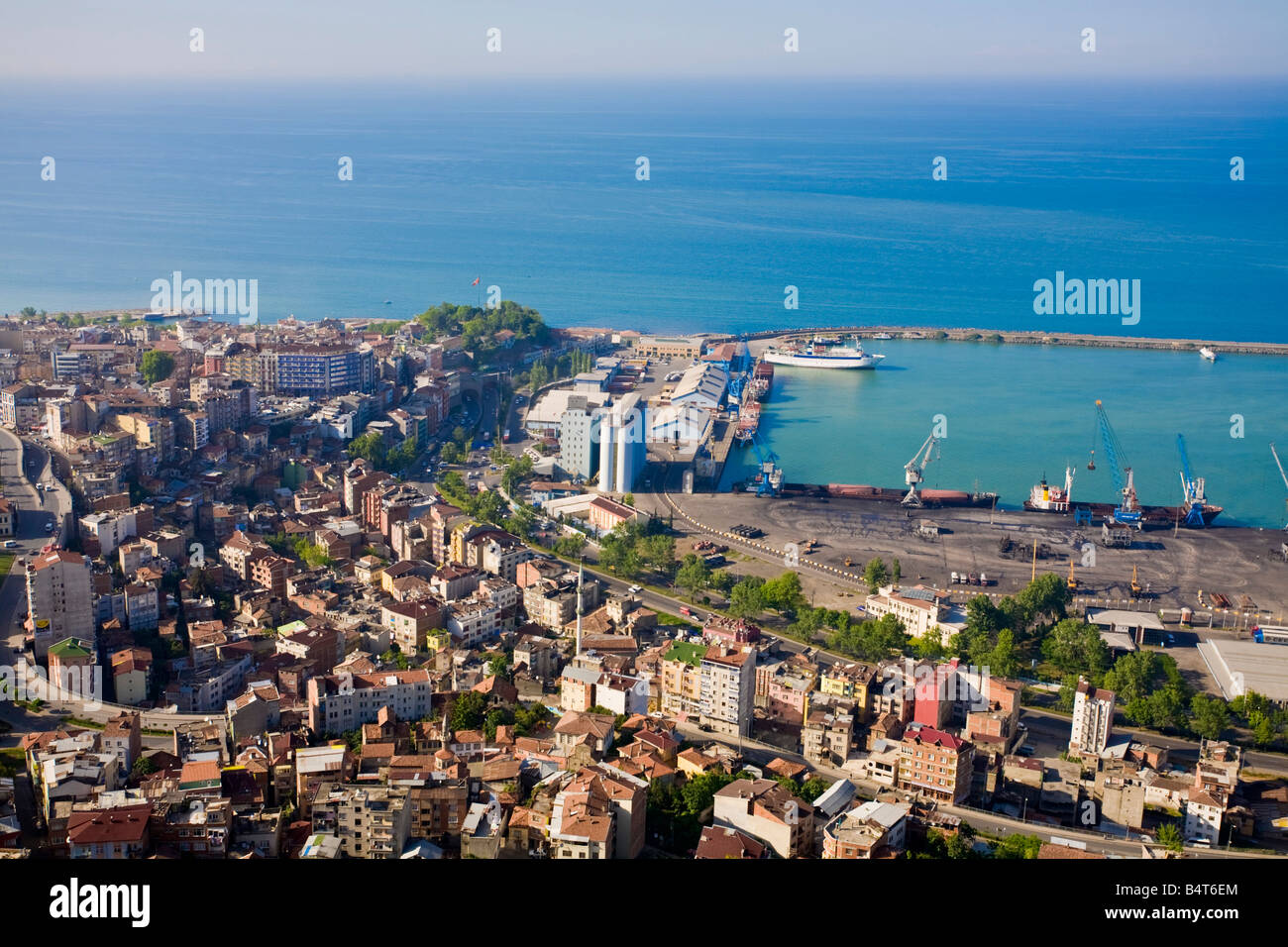 Turquía,Trabzon, vista de la ciudad hacia el puerto y el mar Negro  Fotografía de stock - Alamy